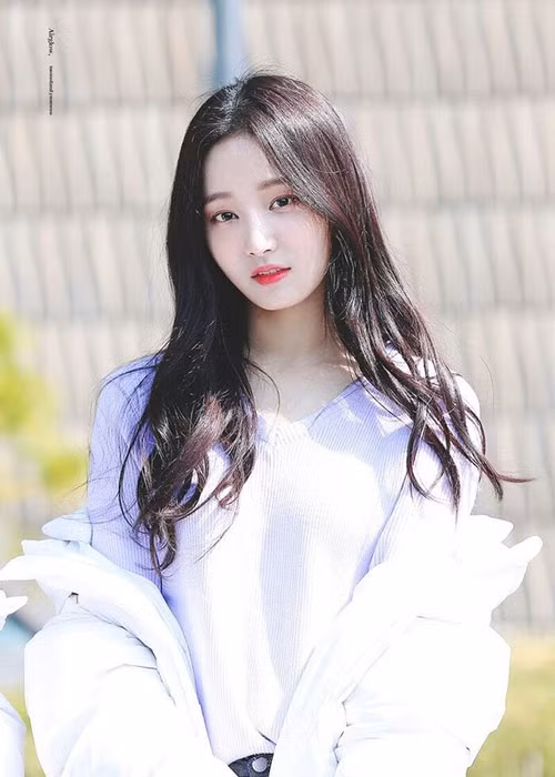 Yeonwoo - cựu thành viên MOMOLAND cho biết đã chặn tài khoản của kẻ cầm đầu nhóm chat tình dục. Yeonwoo sinh năm 1996, được khen ngợi nhờ chiều cao lý tưởng 1m69, số đo ba vòng chuẩn, đôi chân thẳng tắp.