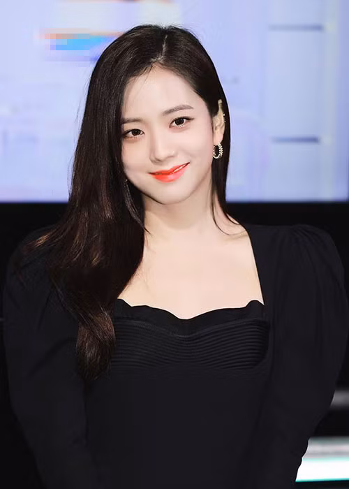 Nữ ca sĩ Jisoo của Black Pink cũng lọt tầm ngắm của Cho Joo Bin.