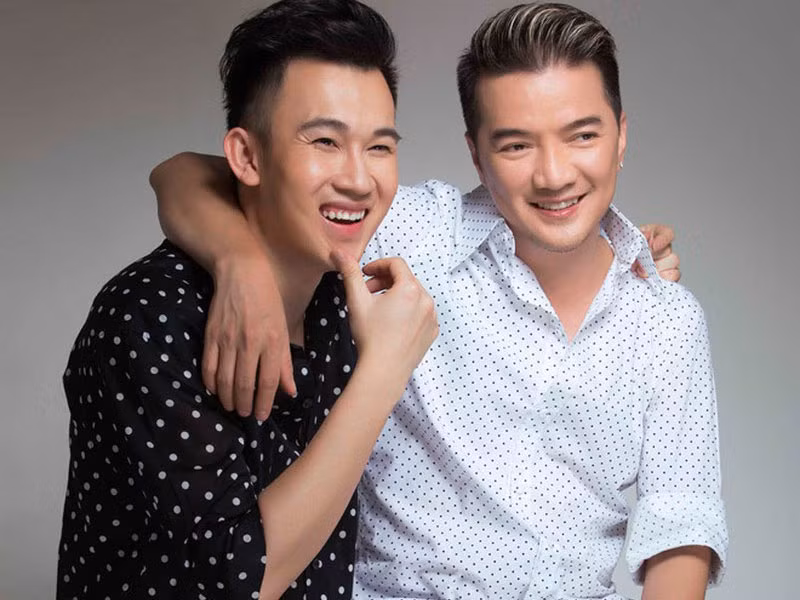 Năm 2010, Dương Triệu Vũ được Đàm Vĩnh Hưng nhận làm học trò. Kể từ đó đến nay, mối quan hệ giữa hai nam ca sĩ được cho là trên mức tình thầy trò. Ảnh: Lê Thiện Viễn