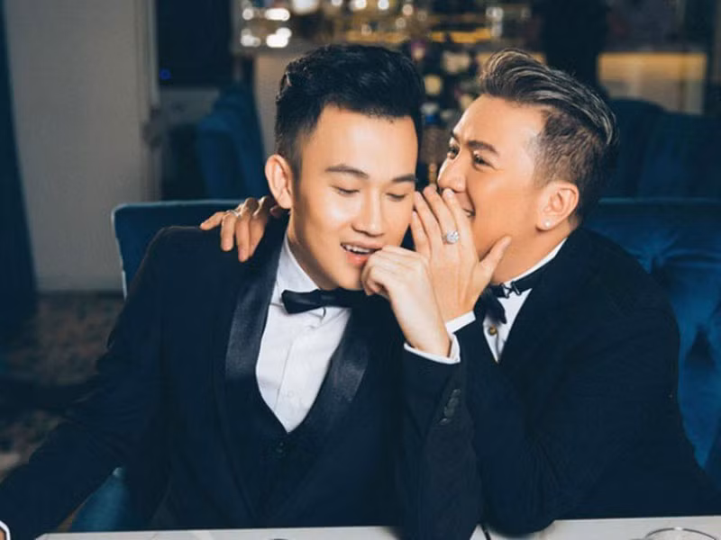 Bỏ mặc nghi vấn tình cảm trên mức anh em cũng như trên mức “thầy trò”, Đàm Vĩnh Hưng vẫn luôn sát cánh cùng Dương Triệu Vũ. Ảnh: Vietnamnet