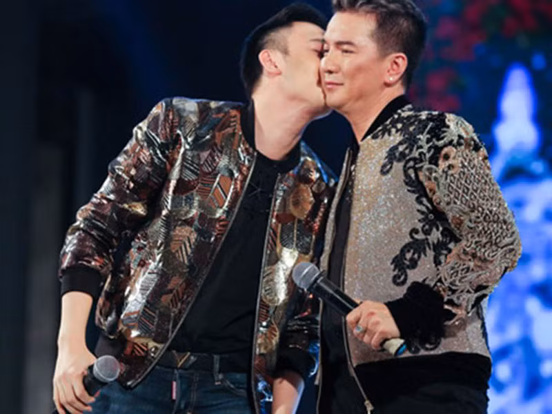 Mr Đàm từng thừa nhận “nhói đau” khi Dương Triệu Vũ tình tứ với người khác, nhưng nam ca sĩ giải thích đó là sự nhói lòng đối với người thân chia sẻ sự quan tâm, chăm sóc cho một người khác. Ảnh: Dân Việt