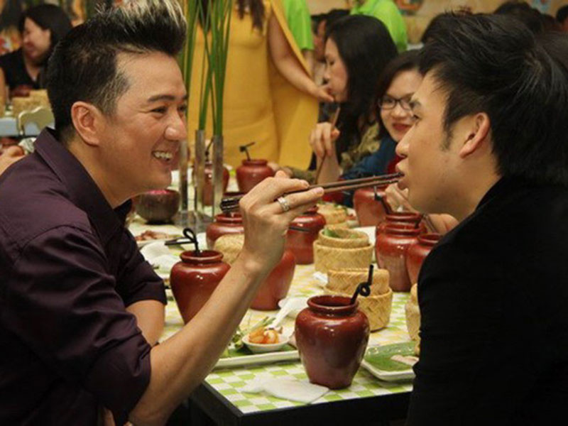 Đàm Vĩnh Hưng và Dương Triệu Vũ đã có những cử chỉ như đang yêu nhau: hôn má, mặc đồ đôi từ trang phục cho đến giày, đút đồ ăn cho nhau…Ảnh: Một thế giới