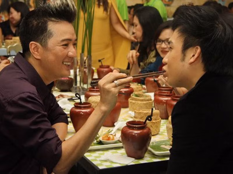 Đàm Vĩnh Hưng và Dương Triệu Vũ đã có những cử chỉ như đang yêu nhau: hôn má, mặc đồ đôi từ trang phục cho đến giày, đút đồ ăn cho nhau…Ảnh: Một thế giới