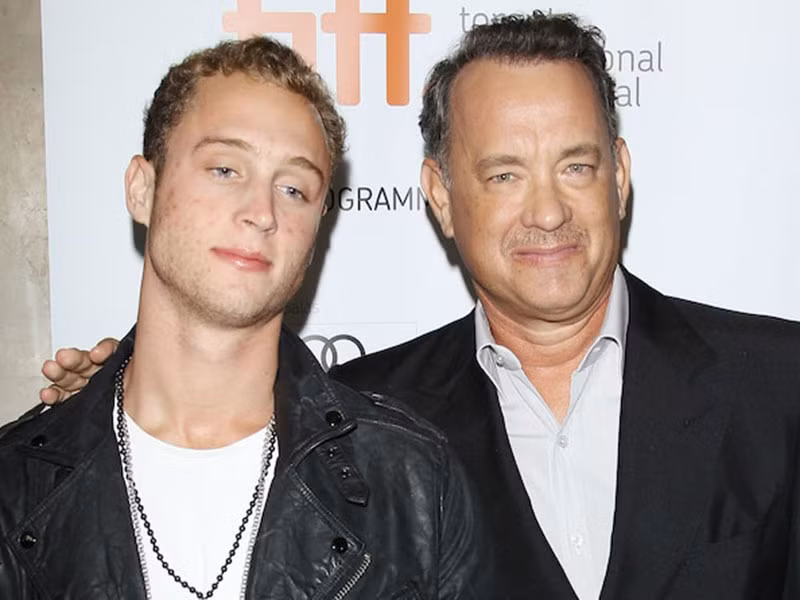 Chet Hanks– con trai của Tom Hanks và Rita Wilson chia sẻ bố mẹ anh đều ổn và không phải là người dễ bị ảnh hưởng bởi một vấn đề nào đó. Mời quý độc giả xem video "Việt Nam có ca mắc Covid-19 thứ 46 và 47". Nguồn VTC Now.