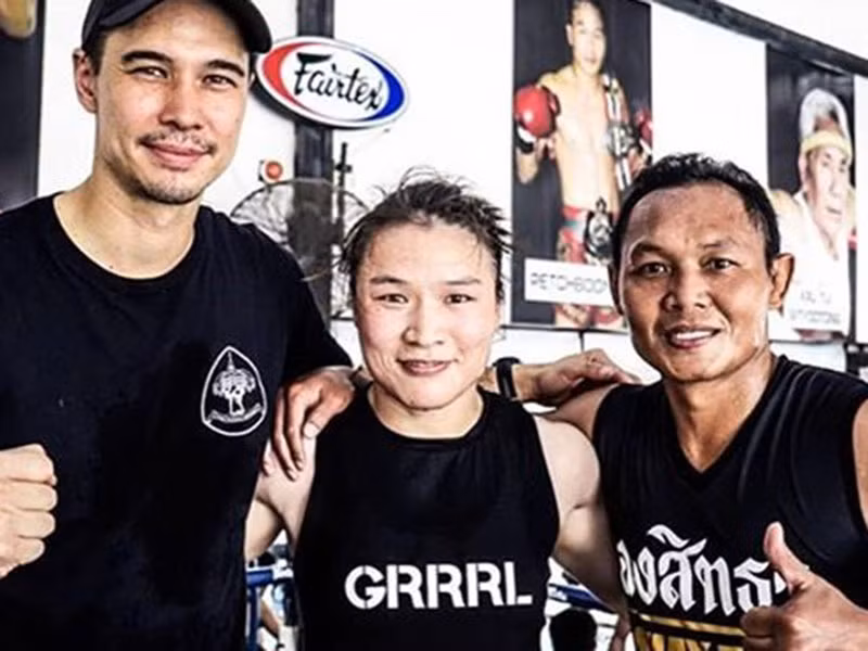 Matthew sinh năm 1978, tại Australia. Anh bắt đầu tập Muay Thai từ nhỏ. Sau khi tốt nghiệp trung học ở Australia, anh về Thái Lan lập nghiệp.