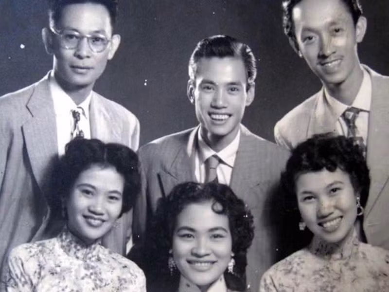 Ban hợp ca Thăng Long gồm Thái Thanh, nghệ sĩ Hoài Trung (Phạm Đình Viêm, anh cùng cha khác mẹ với bà), Thái Hằng (chị gái ruột), Hoài Bắc (Phạm Đình Chương), Khánh Ngọc (vợ Phạm Đình Chương). Ảnh: PLO