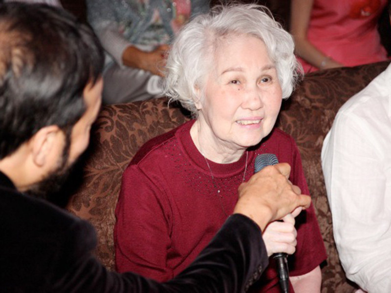 Theo Đang yêu, Thái Thanh còn chịu nhiều vất vả với con gái Thanh Loan. Khi ấy, Thanh Loan mắc bệnh trầm cảm. Để giúp con vượt qua căn bệnh, nữ danh ca đã cùng con gái tham gia nhiều hoạt động thiện nguyện. Sau đó, khi bệnh tình của Thanh Loan ngày một nặng, bà phải cho con nhập viện, ngày ngày chăm sóc con. Ảnh: Zing