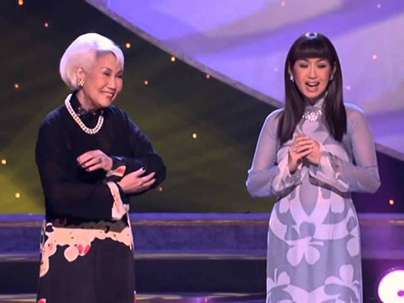 Thái Thanh khi dịu dàng, lúc nghiêm khắc trong việc dạy con. Bà luôn mong các con có được căn bản vững chắc về văn hóa và đạo đức. Vì vậy, dù các con đều có giọng ca tốt, nhất là Ý Lan và Quỳnh Hương song nữ nghệ sĩ nhất quyết không cho con theo nghề ca hát. Ảnh: PLO