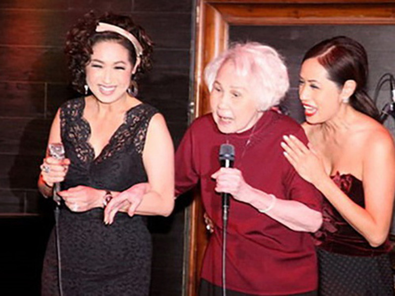 Ý Lan chia sẻ: "Mẹ tôi là một người đàn bà tình cảm và rất can đảm. Suốt thời thơ ấu cho đến khi trưởng thành, hình ảnh của mẹ Thái Thanh âu yếm, chăm sóc và yêu thương các con đã ảnh hưởng đến tôi rất nhiều khi tôi làm mẹ. Tình cảm thiêng liêng của mẹ dành cho tôi là niềm hạnh phúc và cả sự may mắn vô bờ bến”. Ảnh: Zing