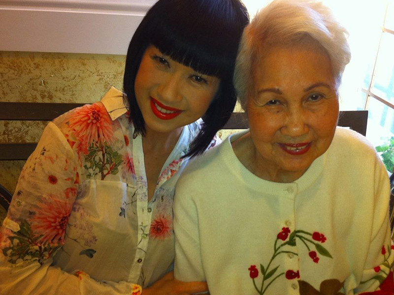 Tuy nhiên, dường như là số phận, Ý Lan vẫn bước vào con đường ca hát sau khi đi làm, lấy chồng. Ca sĩ Ý Lan cho biết, cô luôn coi mẹ là thần tượng. Ảnh: FBNV