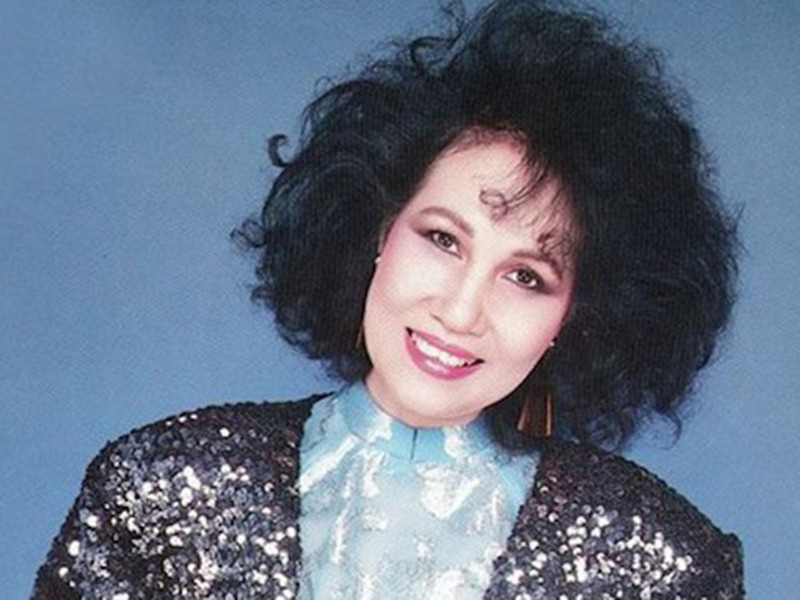 Đằng sau ánh đèn sân khấu, Thái Thanh là người phụ nữ hết mực yêu thương con. Khi sang Mỹ, bà tập lái xe để hàng ngày đưa đón con trai Lê Đại không may bị liệt đi học. Ảnh: PLO