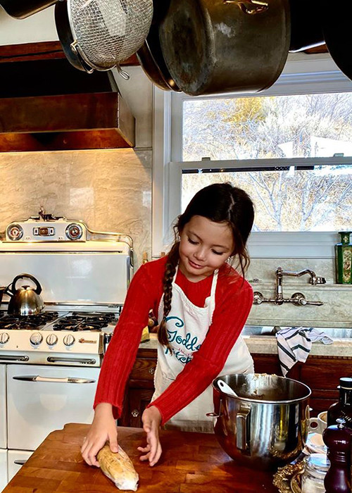 Bé Tép - con gái của Hồng Nhung say mê nấu ăn. Cô nhóc từng vào bếp làm bánh tặng mẹ.