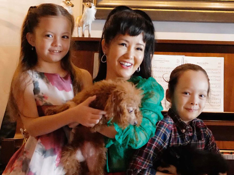 Bé Tôm và Tép là cặp song sinh nhà diva Hồng Nhung. Năm nay, hai nhóc tì lên 8 tuổi. Khi bố công khai cuộc sống mới, bé Tôm và Tép sang chấn tâm lý.