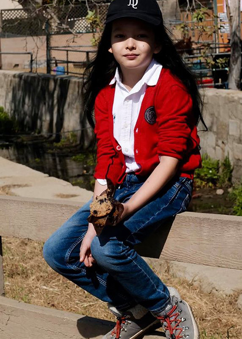 Gần đây, Hồng Nhung khoe con trai giúp hàng xóm dọn vườn nên được thưởng bánh ngọt.