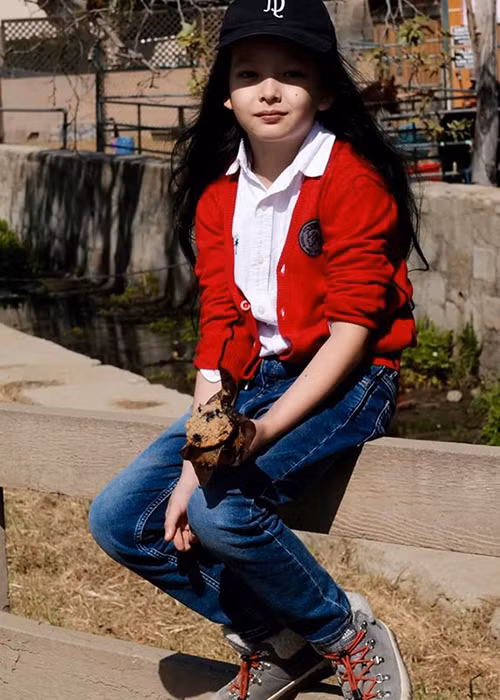 Gần đây, Hồng Nhung khoe con trai giúp hàng xóm dọn vườn nên được thưởng bánh ngọt.