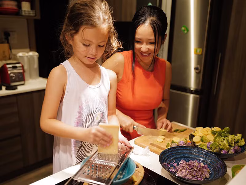 Bé Tép còn thường xuyên phụ mẹ nấu ăn.