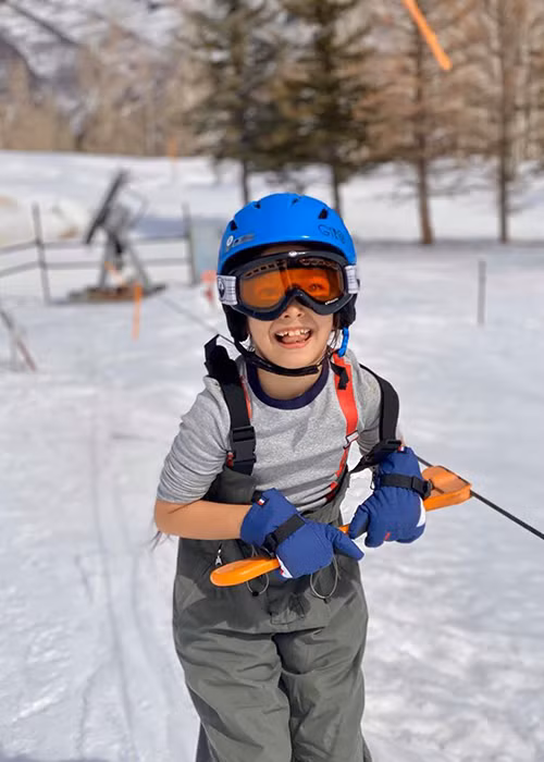 Cậu nhóc sống gần gũi với thiên nhiên.