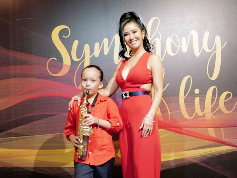 Cậu nhóc được nhạc sĩ Trần Mạnh Tuấn dạy saxophone. Ngoài saxophone, bé Tôm còn biết chơi đàn piano, violon.