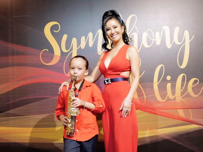 Cậu nhóc được nhạc sĩ Trần Mạnh Tuấn dạy saxophone. Ngoài saxophone, bé Tôm còn biết chơi đàn piano, violon.