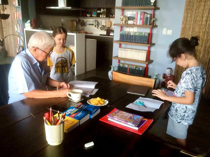 Cặp song sinh nhà Hồng Nhung đều ham học, không có niềm đam mê với tivi hay điện thoại.