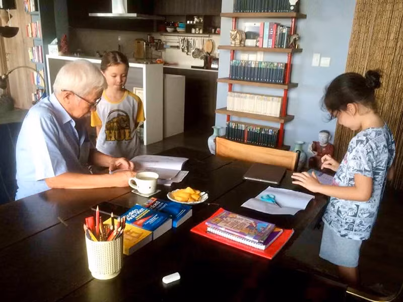 Cặp song sinh nhà Hồng Nhung đều ham học, không có niềm đam mê với tivi hay điện thoại.