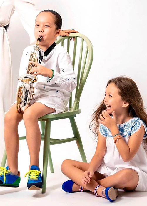 Bé Tôm - con trai của Hồng Nhung đam mê nghệ thuật giống mẹ.