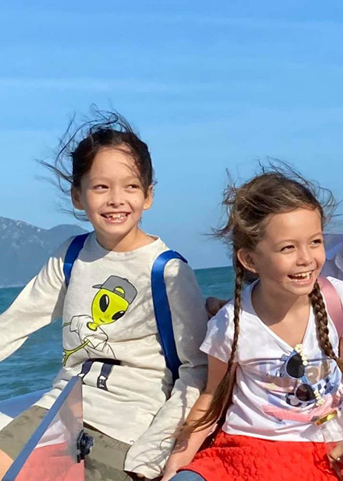 Nhận thấy sự bất ổn về mặt tâm lý của hai con, Hồng Nhung tìm đến bác sĩ tâm lý ở bệnh viện và gắn kết với cô giáo của các con. Sau đó, được sự quan tâm và yêu thương từ gia đình, nhà trường, bé Tôm, Tép vượt qua sang chấn tâm lý.