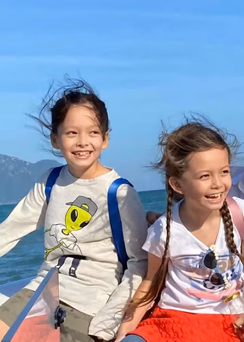 Nhận thấy sự bất ổn về mặt tâm lý của hai con, Hồng Nhung tìm đến bác sĩ tâm lý ở bệnh viện và gắn kết với cô giáo của các con. Sau đó, được sự quan tâm và yêu thương từ gia đình, nhà trường, bé Tôm, Tép vượt qua sang chấn tâm lý.