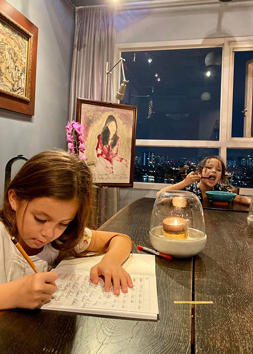 Cuộc sống của cặp song sinh nhà Hồng Nhung trôi qua êm đềm.