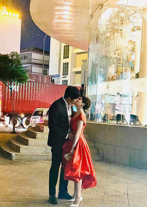 Theo Ngôi sao, bạn trai của Pha Lê tên Emmanuel Shin, từng tốt nghiệp đại học ở Mỹ và đang làm giám đốc một công ty tại Việt Nam.