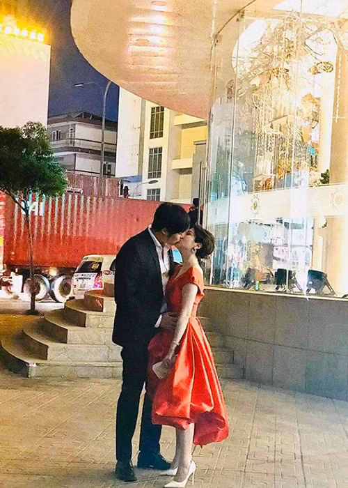 Theo Ngôi sao, bạn trai của Pha Lê tên Emmanuel Shin, từng tốt nghiệp đại học ở Mỹ và đang làm giám đốc một công ty tại Việt Nam.