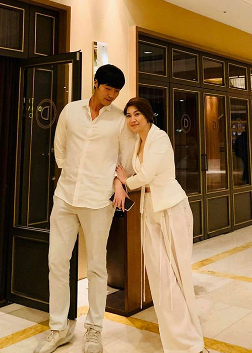 “Xin khẳng định luôn khi đến với nhau là trai độc thân và gái độc thân, hoàn toàn đúng pháp luật và đạo đức”, nữ ca sĩ nói.