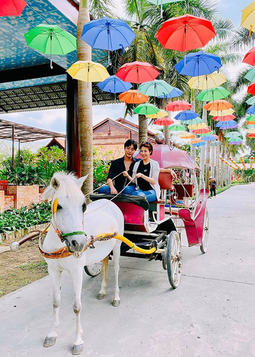 Là giám đốc một công ty nhưng Emmanuel Shin không ngại làm nhân viên chạy bàn cho quán ăn của Pha Lê.