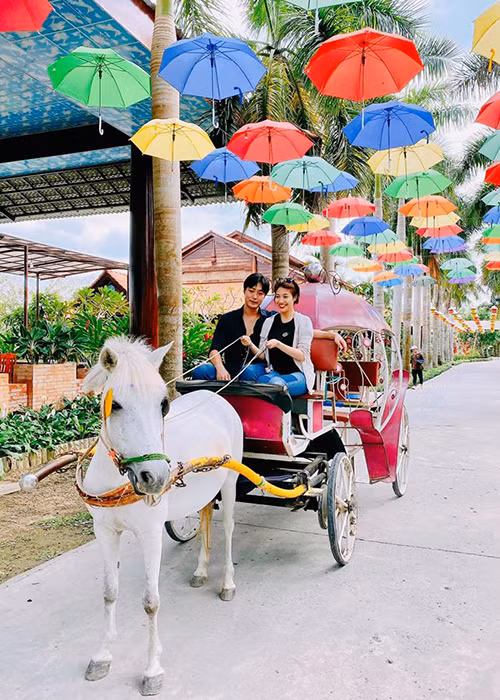 Là giám đốc một công ty nhưng Emmanuel Shin không ngại làm nhân viên chạy bàn cho quán ăn của Pha Lê.