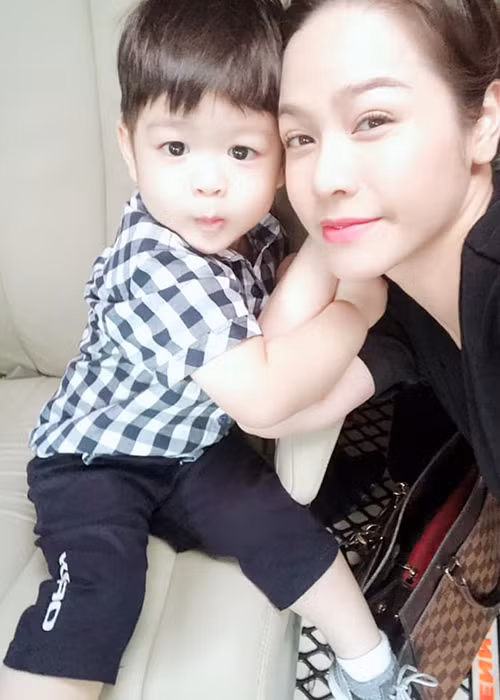 Bửu Lộc khẳng định luôn tạo điều kiện để vợ cũ gặp con. Ngoài ra, anh còn bức xúc tố vợ cũ cố tình chọn những thời điểm con đi học hay phải nghỉ ngơi để đón con. Chồng cũ cũng nhắn nhủ Nhật Kim Anh đừng cố tình lôi kéo con trai vào chuyện thị phi, giống như các vai diễn trên phim.