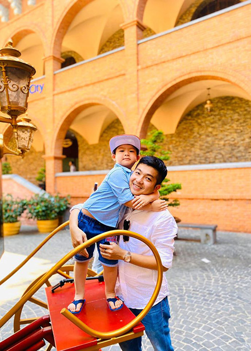 Mới đây, tranh chấp quyền nuôi con giữa Nhật Kim Anh và Bửu Lộc tiếp tục nhận được sự chú ý của dư luận. TAND quận Ninh Kiều (TP Cần Thơ) đã tuyên chấp nhận yêu cầu thay đổi người trực tiếp nuôi con từ Bửu Lộc sang Nhật Kim Anh.