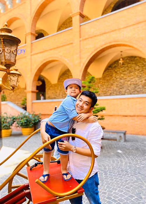 Mới đây, tranh chấp quyền nuôi con giữa Nhật Kim Anh và Bửu Lộc tiếp tục nhận được sự chú ý của dư luận. TAND quận Ninh Kiều (TP Cần Thơ) đã tuyên chấp nhận yêu cầu thay đổi người trực tiếp nuôi con từ Bửu Lộc sang Nhật Kim Anh.