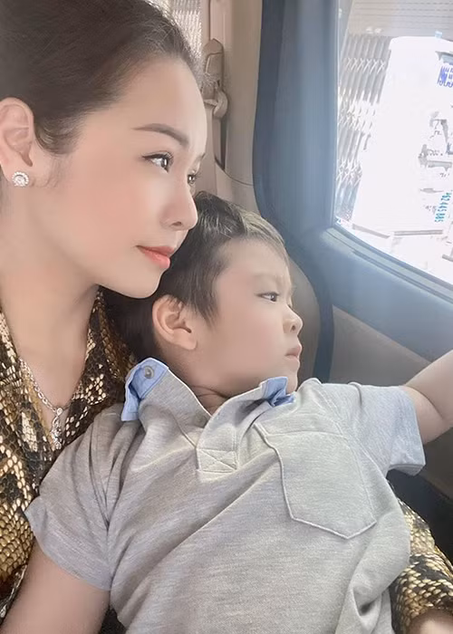 Nhật Kim Anh than thở chồng cũ chỉ cho phép cô về Cần Thơ thăm con, chứ không cho cô đưa con đi chơi hay chỉ được gặp con vào cuối tuần.