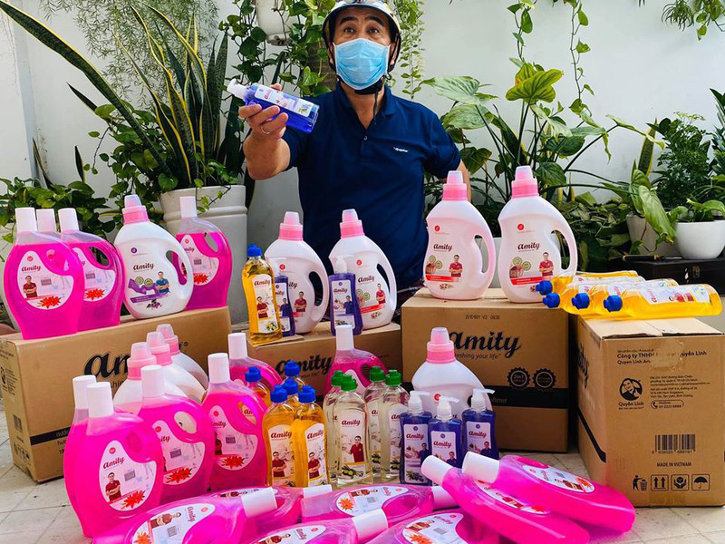 MC Quyền Linh lập hẳn trang bán hàng online, kinh doanh nhiều mặt hàng đa dạng. "Mùa này không có làm MC, diễn viên gì hết... Ai mua nước rửa tay, nước rửa chân, nước rửa chén, nước lau sàn, nước giặt xả không... Mua một chai nước rửa tay tặng một thùng nước rửa chân nha", nam MC chia sẻ.