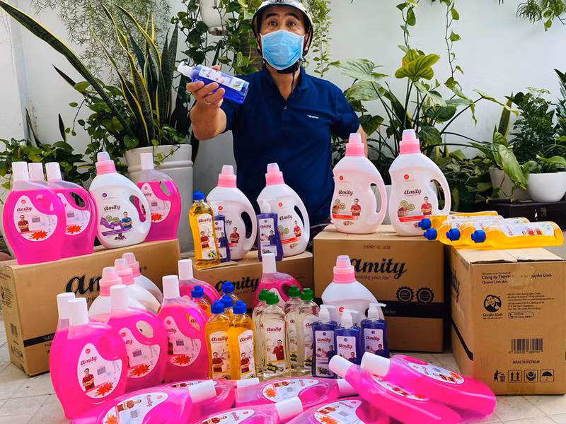 MC Quyền Linh lập hẳn trang bán hàng online, kinh doanh nhiều mặt hàng đa dạng. "Mùa này không có làm MC, diễn viên gì hết... Ai mua nước rửa tay, nước rửa chân, nước rửa chén, nước lau sàn, nước giặt xả không... Mua một chai nước rửa tay tặng một thùng nước rửa chân nha", nam MC chia sẻ.