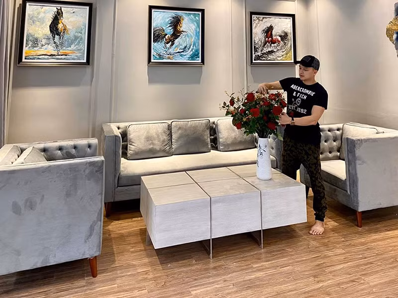 Hàng loạt sao Việt rao bán hoặc cho thuê căn hộ đến bám trụ mùa Covid-19. Cụ thể, Nathan Lee thông báo muốn bán tòa nhà nghìn tỷ ở Pháp, Cao Thái Sơn lại quyết định cho thuê căn hộ ở Đà Nẵng, diễn viên Gia Bảo cho thuê chung cư ở quận Bình Thạnh, TP HCM.