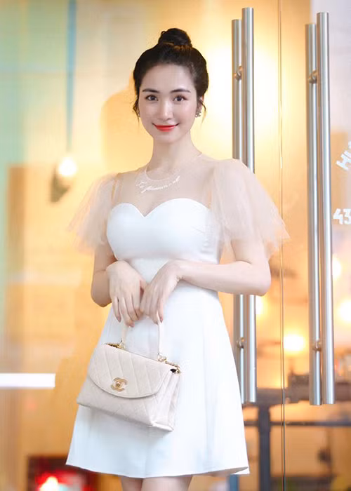 Giữa mùa Covid-19, Hòa Minzy quyết định trồng rau sạch vừa để ăn vừa bán. “Nhà ở dưới Long An còn thừa nhiều đất, vợ chồng tớ đang làm vườn rau sạch, vừa cung cấp cho gia đình, cũng vừa muốn thử kinh doanh rau quả sạch nữa", nữ ca sĩ chia sẻ.