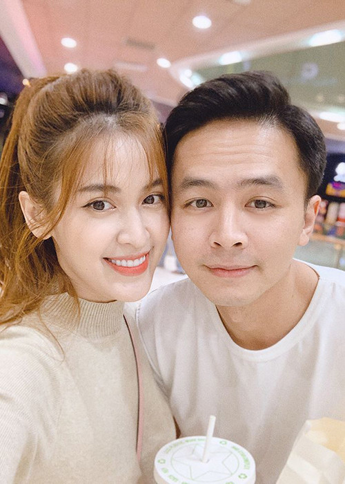 Diễn viên Văn Anh chia sẻ: “Giờ ngồi ở nhà là chứng khoán, ngoại tệ, vàng bạc đá quý gì cũng tham gia hết, kiếm đồng ra đồng vào sống lay lắt qua ngày”. Trong khi đó, bà xã của anh - Tú Vi cho hay, cô muốn kinh doanh online nhưng chưa biết bán gì.