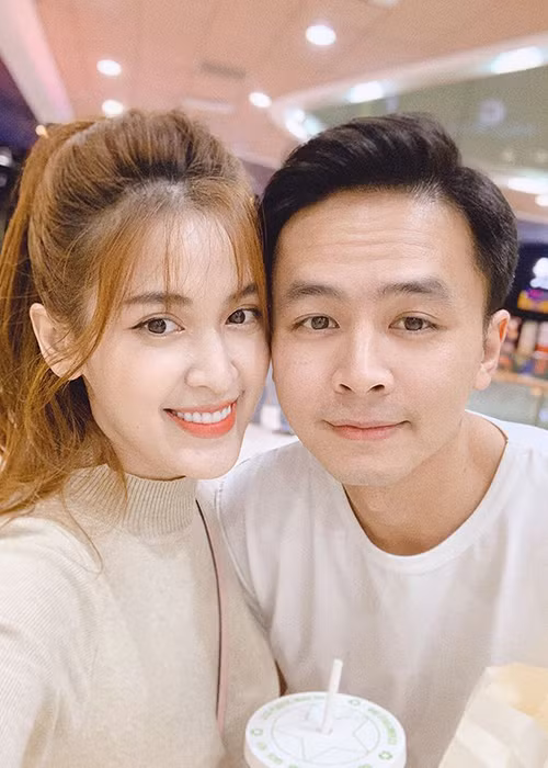 Diễn viên Văn Anh chia sẻ: “Giờ ngồi ở nhà là chứng khoán, ngoại tệ, vàng bạc đá quý gì cũng tham gia hết, kiếm đồng ra đồng vào sống lay lắt qua ngày”. Trong khi đó, bà xã của anh - Tú Vi cho hay, cô muốn kinh doanh online nhưng chưa biết bán gì.