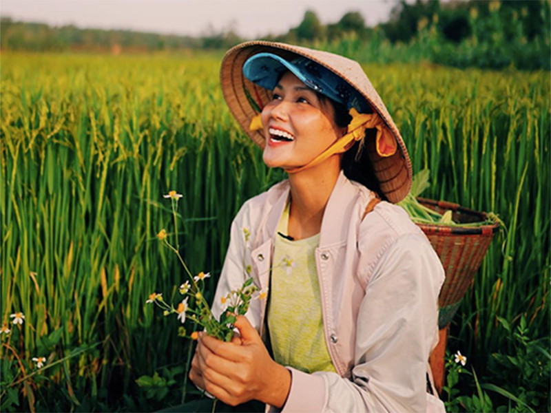 Ế show vì mùa Covid-19, H'hen Niê cùng ê-kíp của mình về quê Đắk Lắk quay Vlog. Được biết, hồi trung tuần tháng 12/2019, người đẹp vui mừng chia sẻ với fan kênh Youtube của cô đã chính thức được bật chế độ kiếm tiền.