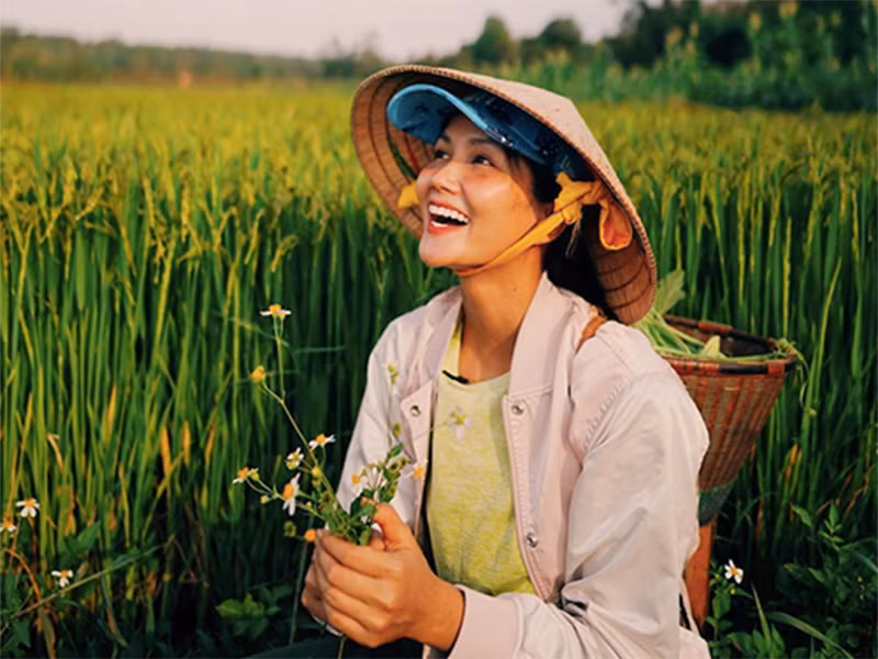 Ế show vì mùa Covid-19, H'hen Niê cùng ê-kíp của mình về quê Đắk Lắk quay Vlog. Được biết, hồi trung tuần tháng 12/2019, người đẹp vui mừng chia sẻ với fan kênh Youtube của cô đã chính thức được bật chế độ kiếm tiền.