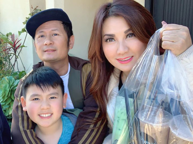 Ở Mỹ, Trizzie Phương Trinh đóng cửa nhà hàng âm nhạc, sau đó chuyển sang bán trà sữa online. Được biết, vợ cũ của Bằng Kiều đích thân đi giao hàng. Ngoài ra, bạn trai của nữ ca sĩ cũng hỗ trợ công việc bán hàng.