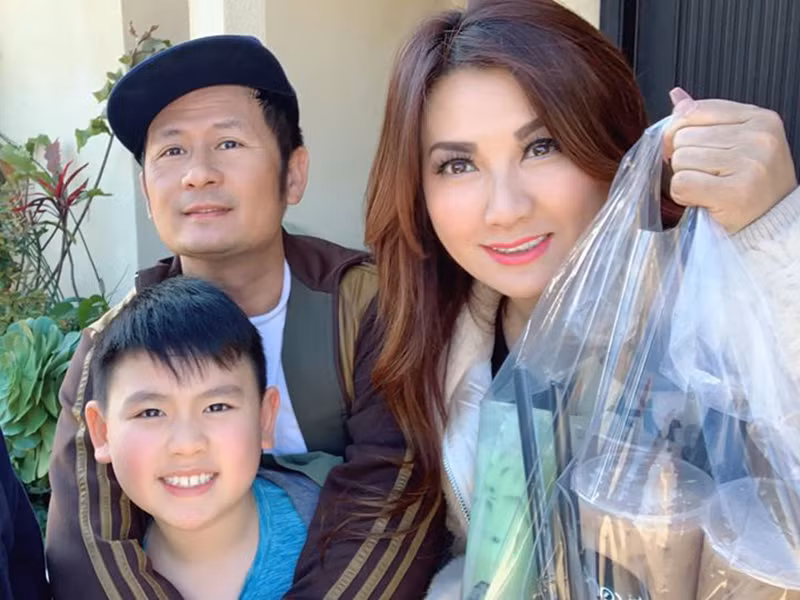 Ở Mỹ, Trizzie Phương Trinh đóng cửa nhà hàng âm nhạc, sau đó chuyển sang bán trà sữa online. Được biết, vợ cũ của Bằng Kiều đích thân đi giao hàng. Ngoài ra, bạn trai của nữ ca sĩ cũng hỗ trợ công việc bán hàng.