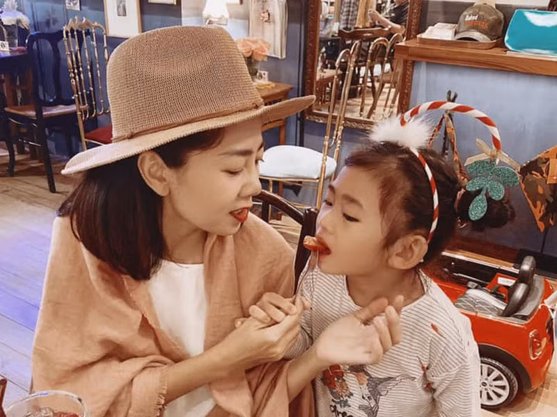 Khi mang bầu, Mai Phương rất túng thiếu. "Tôi không có nguồn thu nào cả. Tôi chỉ quanh quẩn ở nhà nấu ăn, dọn dẹp, lên chùa đọc kinh. Đã vậy mỗi tháng tôi phải đóng tiền trả góp căn hộ. Sau đó quá tải, không trả được, tôi phải bán cắt lỗ. Thời gian đó, tôi chỉ tiêu 1-2 triệu đồng cho bản thân. Đó là số tiền các sư thầy đưa cho khi sử dụng chiếc xe của tôi. Nếu không, chắc tôi không biết sống sao. Có thể nói tôi phải đối diện với áp lực kinh khủng gấp 10 lần những bà mẹ bình thường khác”, cô nói.