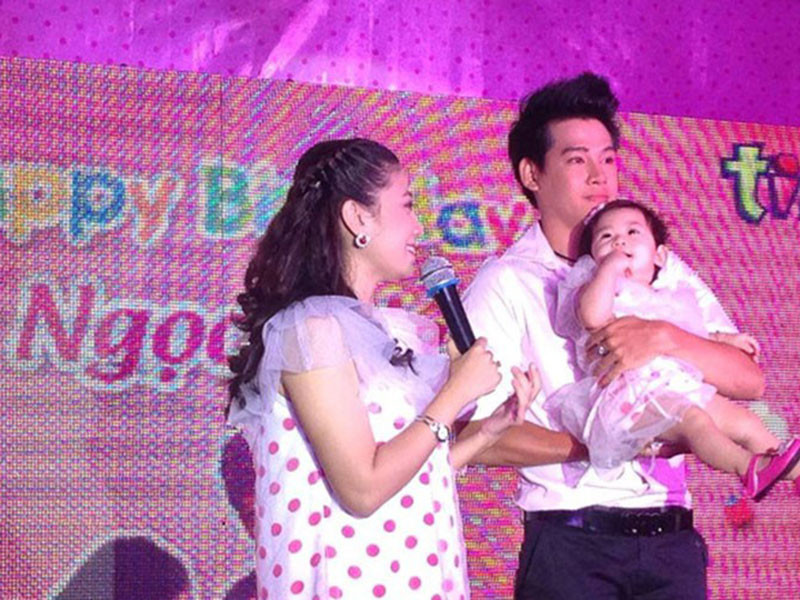 Trước khi biết Mai Phương mang bầu, Phùng Ngọc Huy và Mai Phương đã chia tay. Tuy nhiên, sau khi biết Mai Phương mang giọt máu của mình, Phùng Ngọc Huy quay lại, chăm sóc cô và đứa con trong bụng. Sinh nhật 1 tuổi của con gái, Phùng Ngọc Huy cũng xuất hiện để làm tròn trách nhiệm của một người bố. Ảnh: Zing